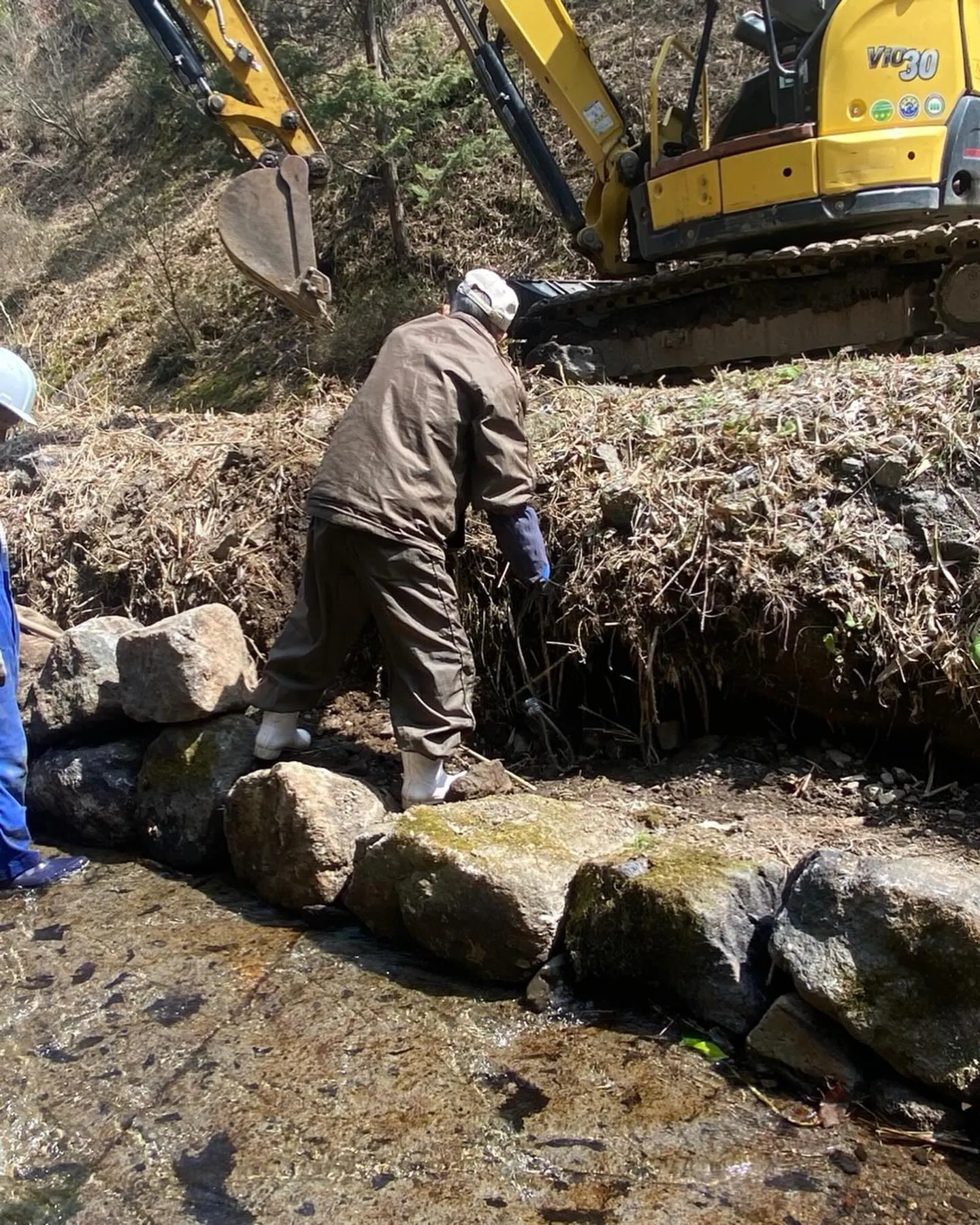 大雨でエグれてしまった川岸と石積みの最下段の大石。