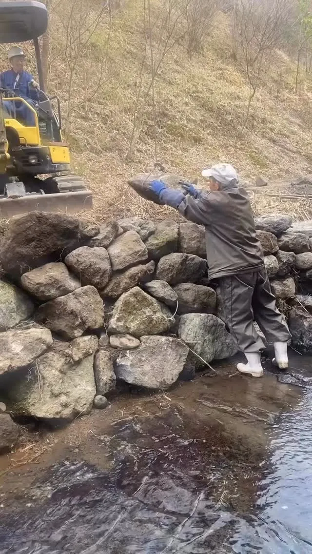 3月に入って重機をレンタルして、大雨でエグれてしまった川岸に...