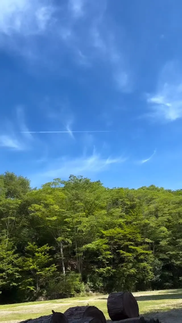 草刈り作業の途中、梅雨の合間の青空。